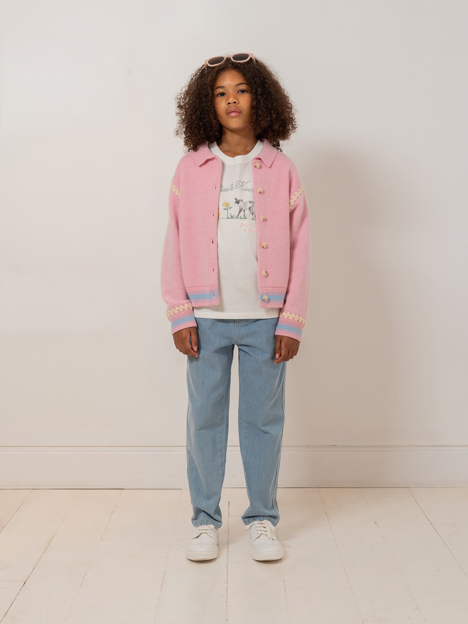 cardigan en cachemire rose brodé de motifs contrastés