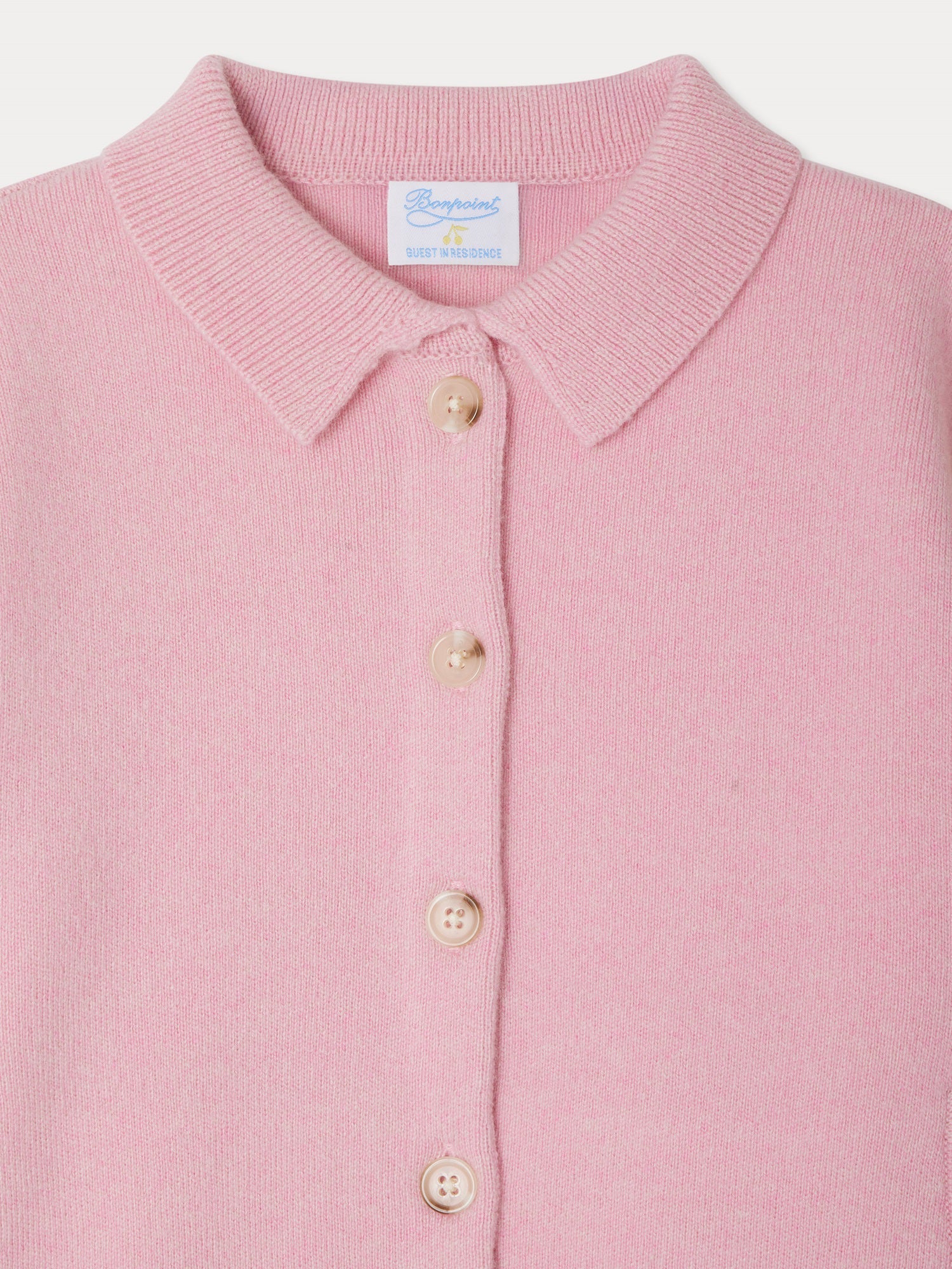 cardigan en cachemire rose brodé de motifs contrastés