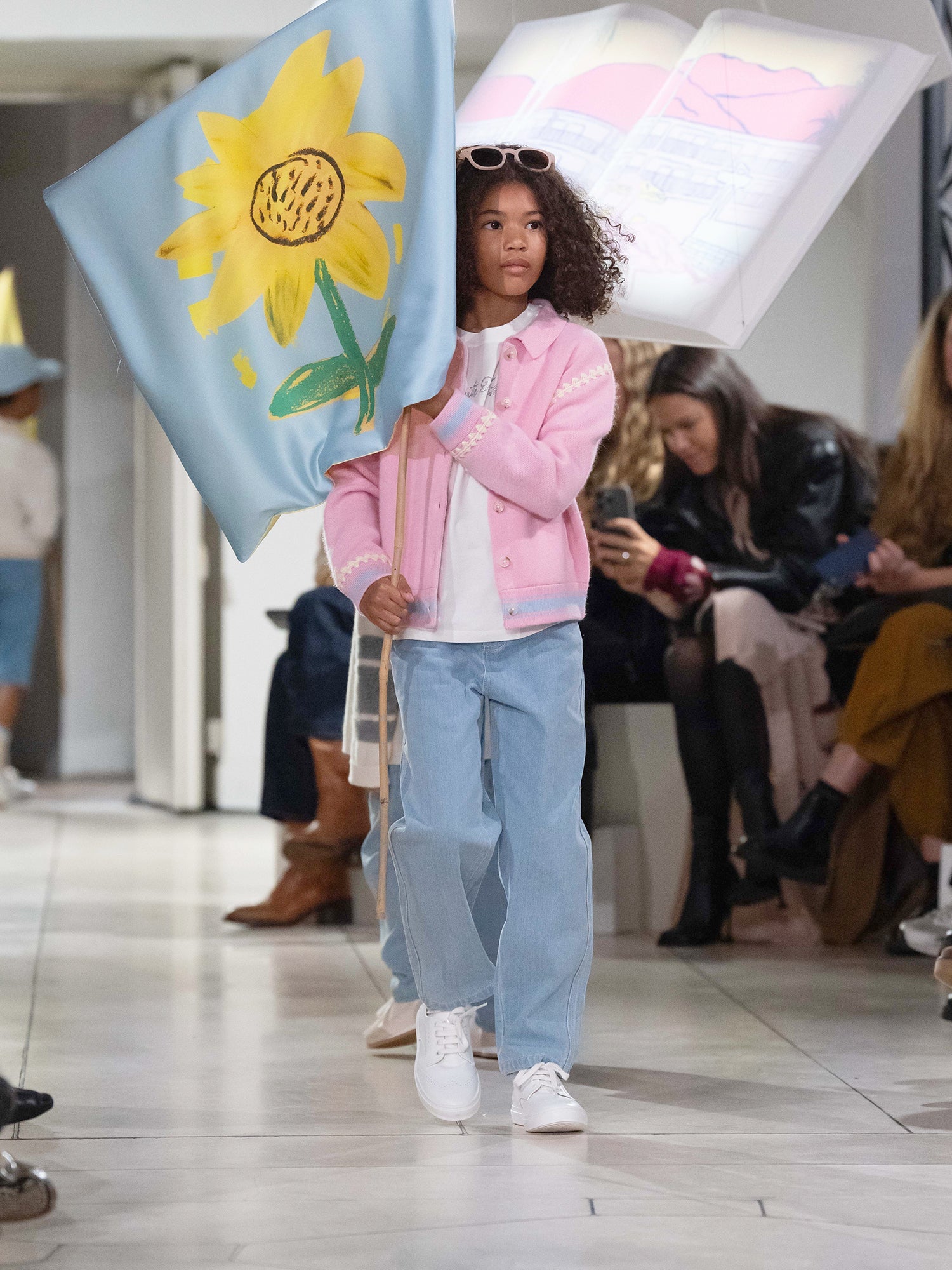 cardigan en cachemire rose brodé de motifs contrastés