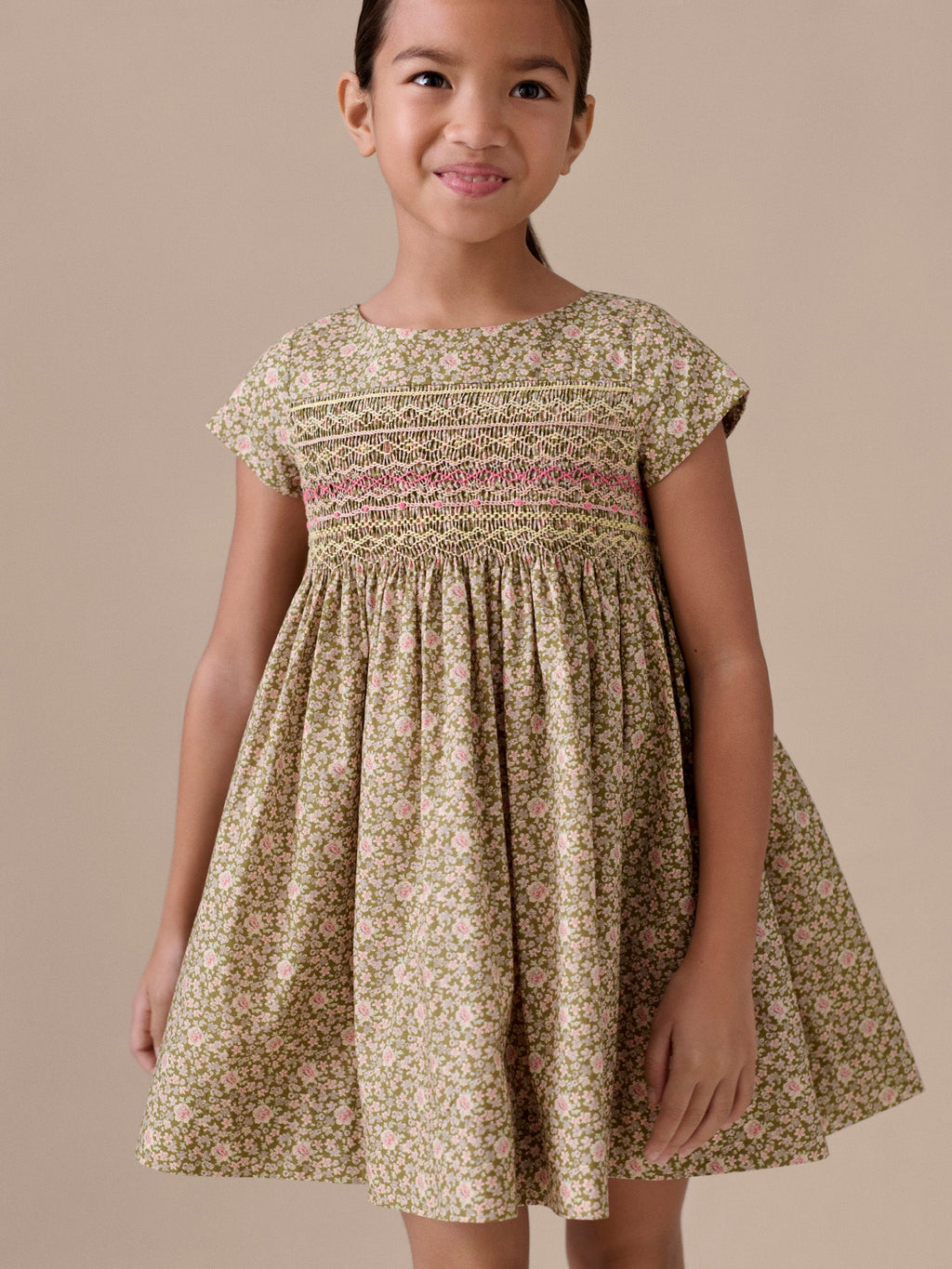 robe smockée et brodée à la main en tissu de coton biologique