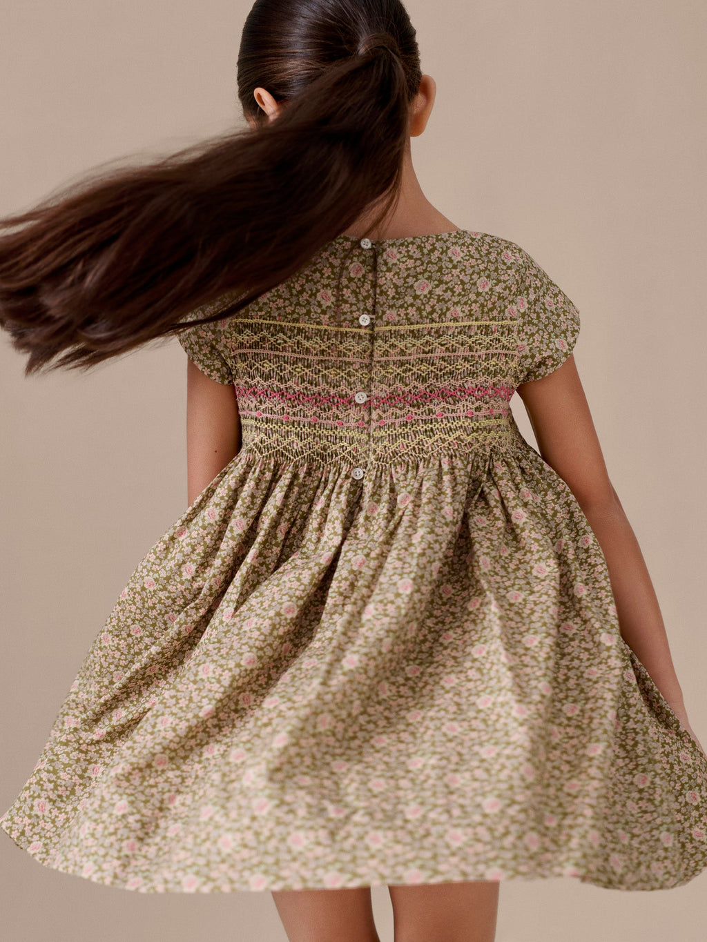 robe smockée et brodée à la main en tissu de coton biologique