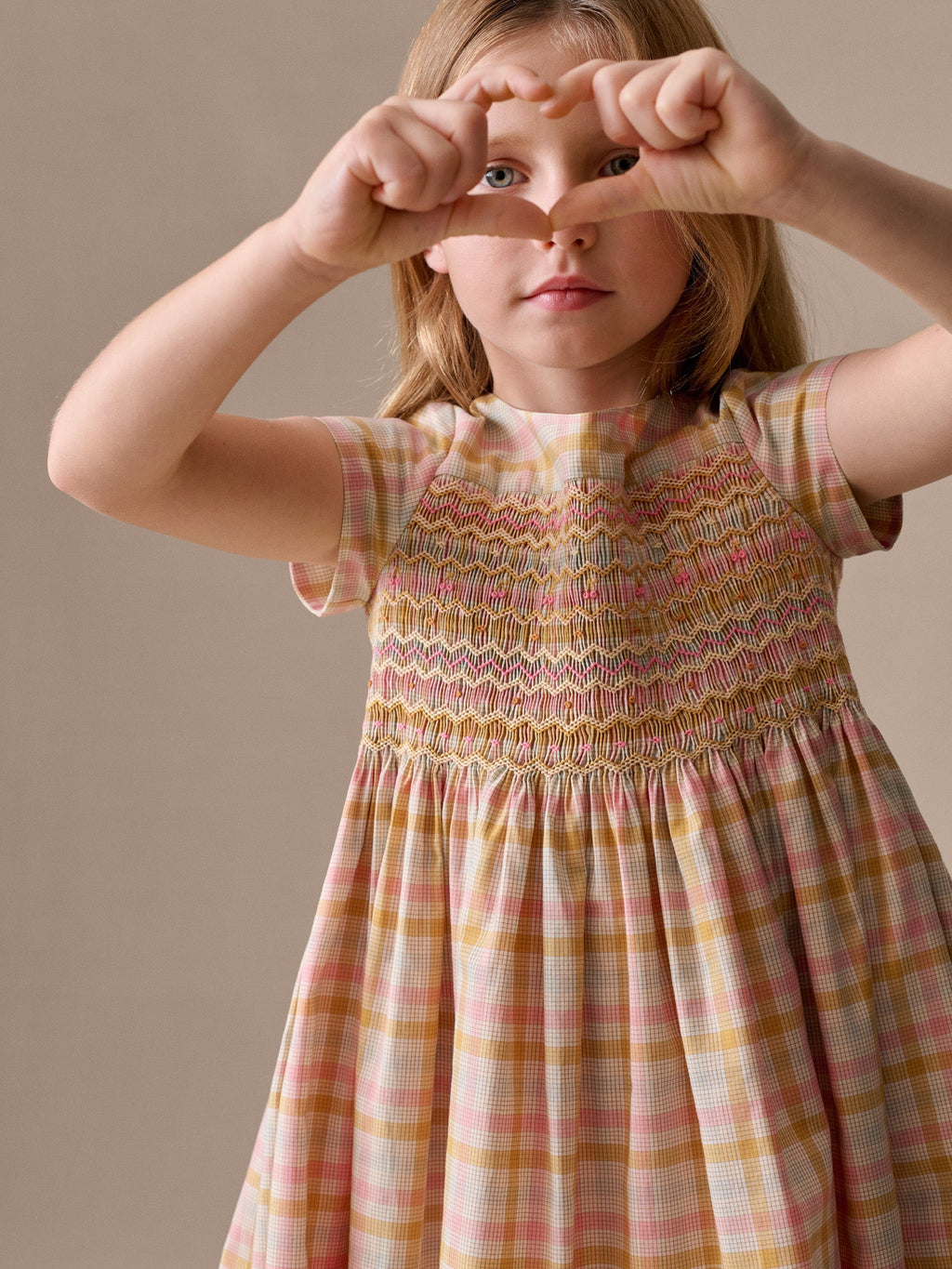 robe en coton bio à motif écossais smocké et brodé main