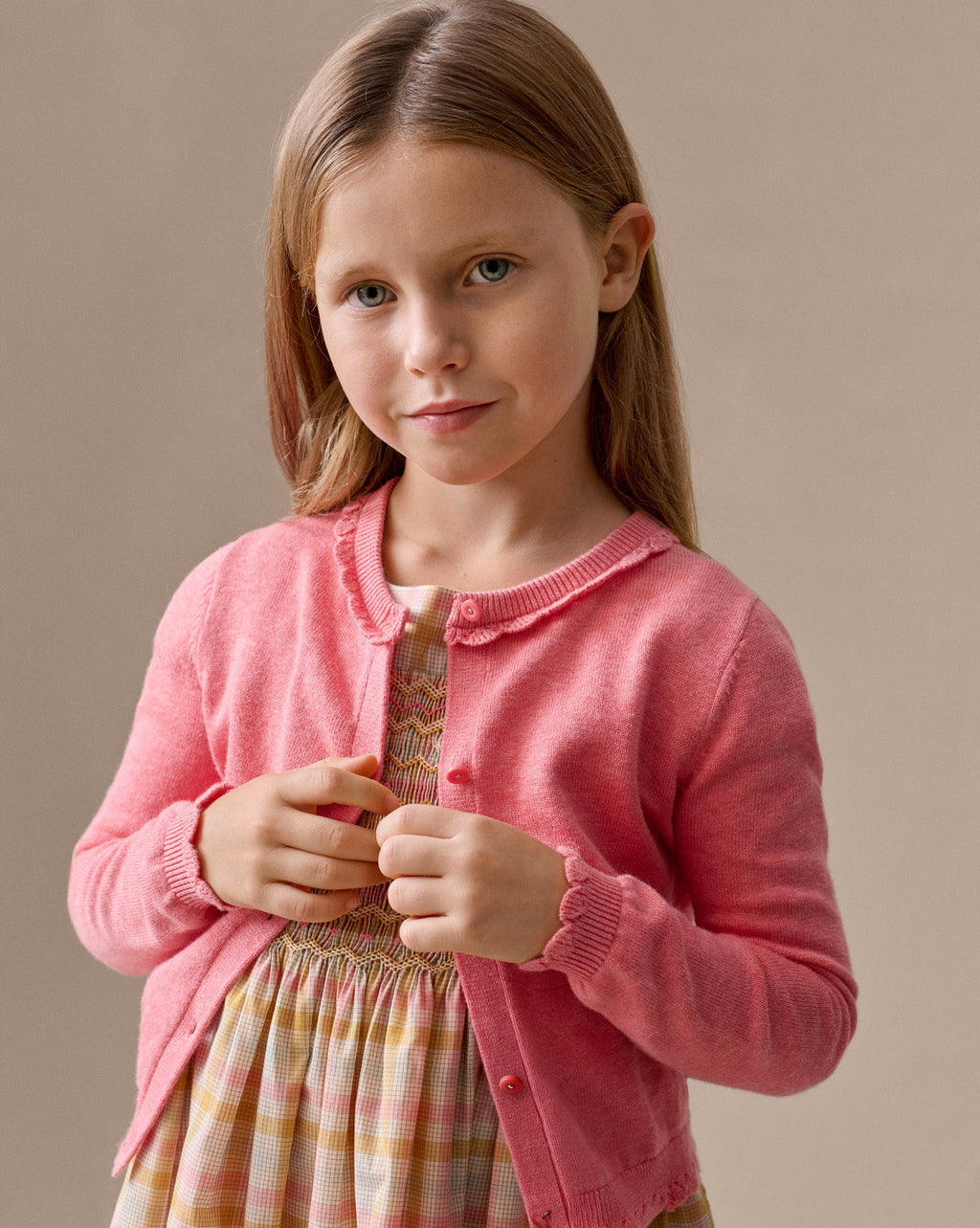 robe en coton bio à motif écossais smocké et brodé main