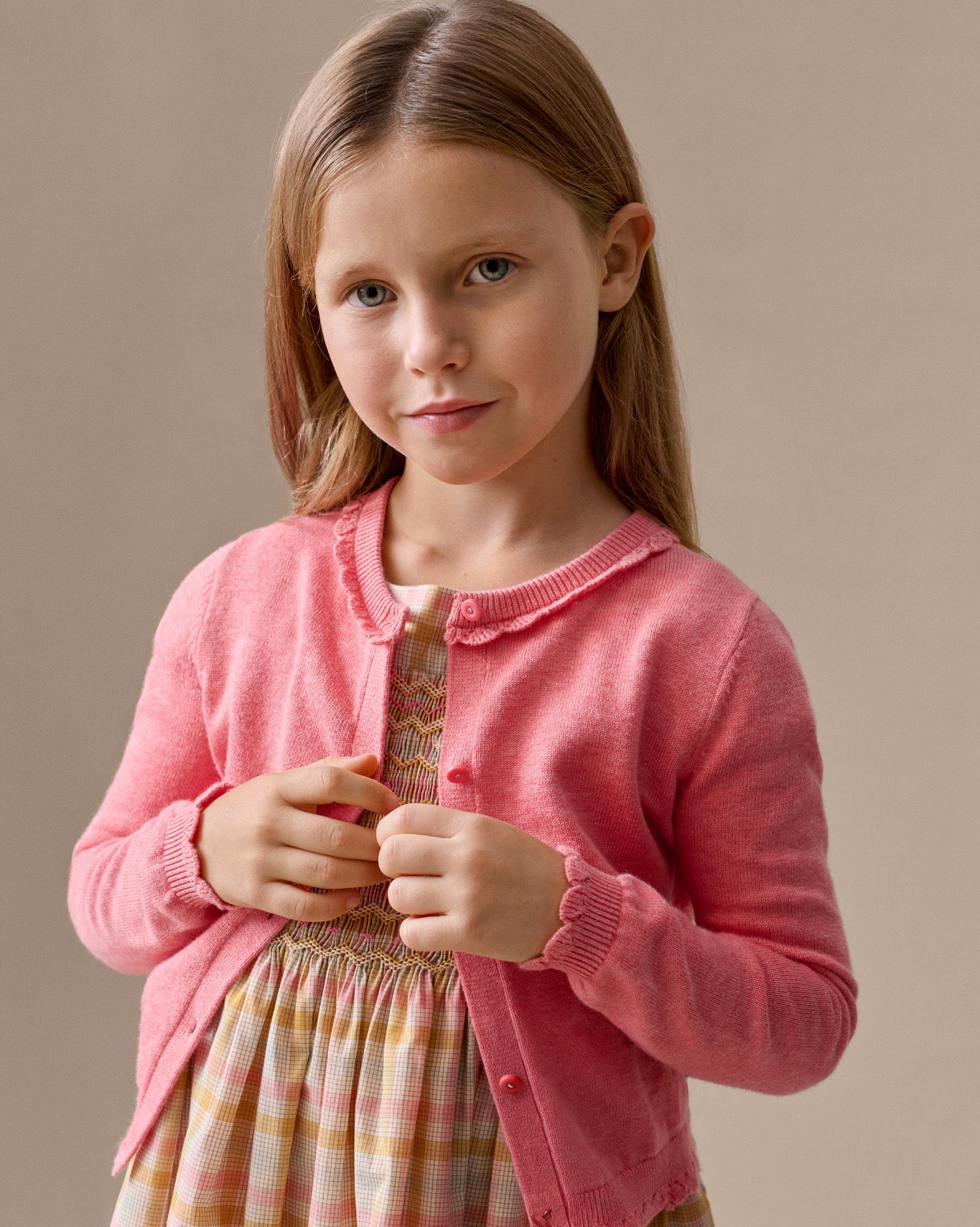 robe en coton bio à motif écossais smocké et brodé main