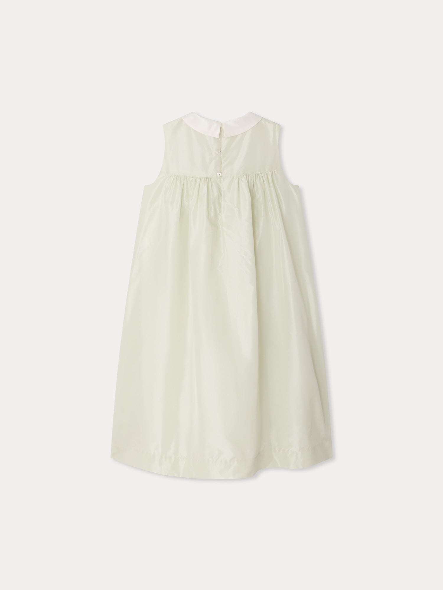 Robe en soie smockée et brodée à la main