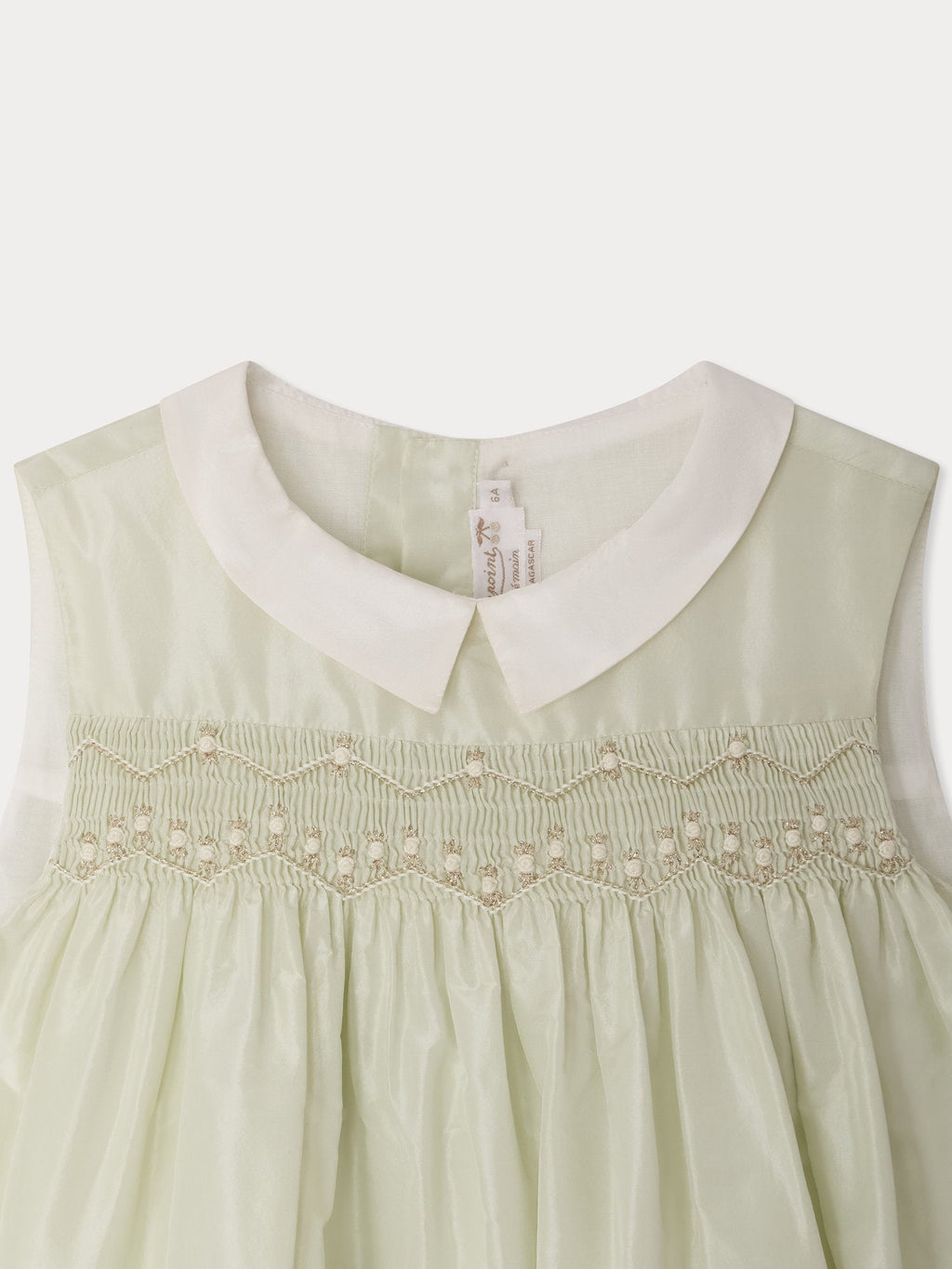 Robe en soie smockée et brodée à la main