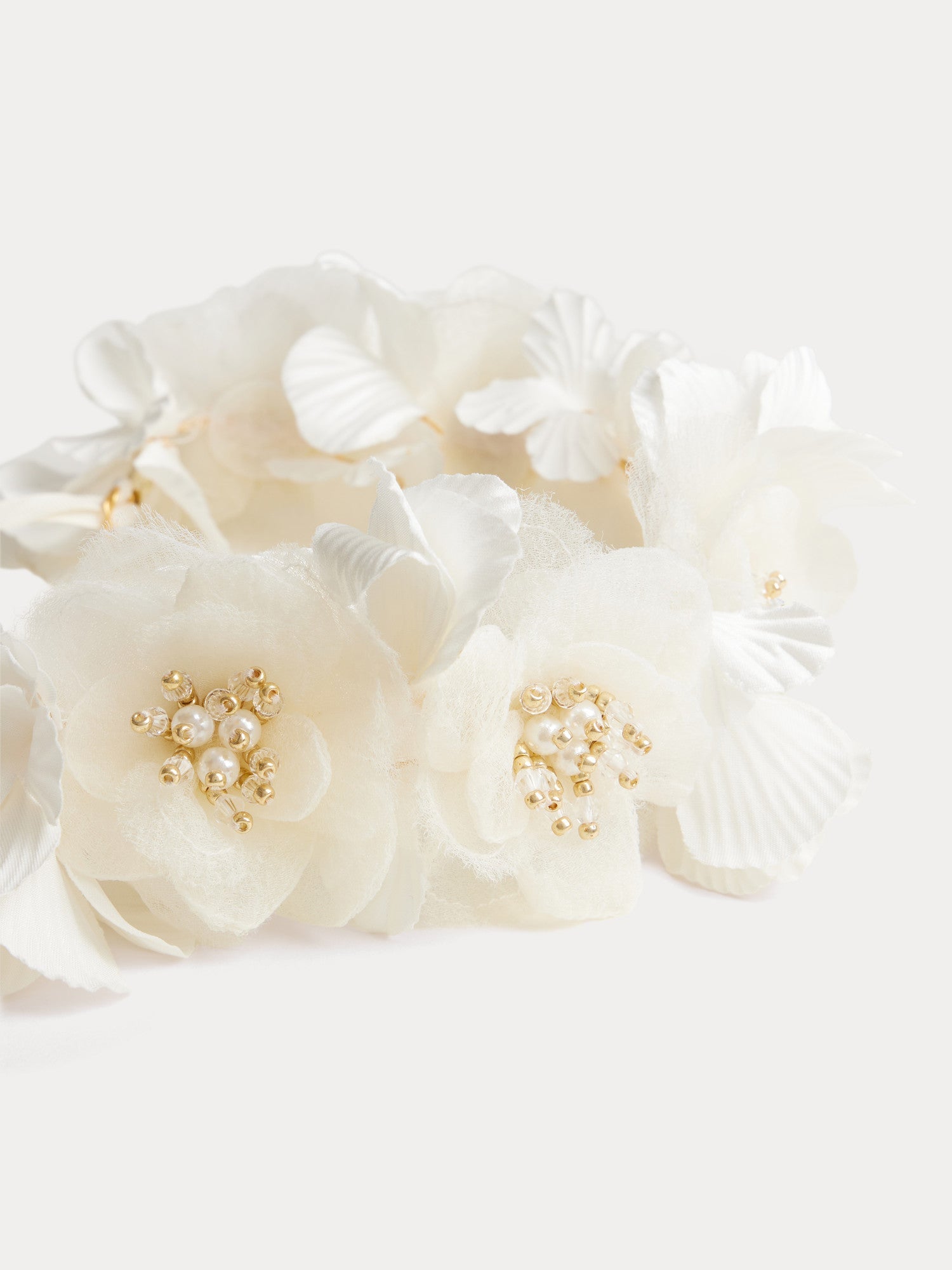 couronne de fleurs et de perles